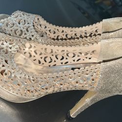 Women Golden Heels Size 71/2