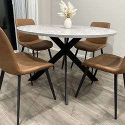 46.5” Large Table 4 Chairs Like New