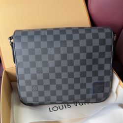 $1000 Louis Vuitton District PM