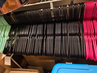 Black plastic hangers (64)