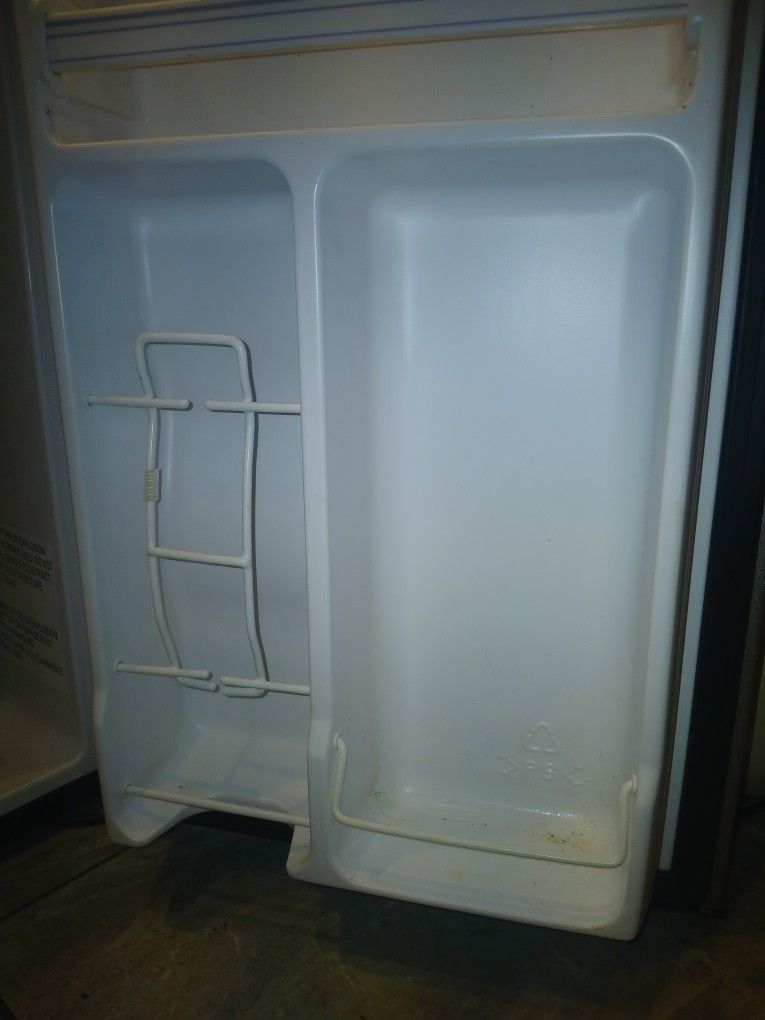 Mini refrigerator with freezer