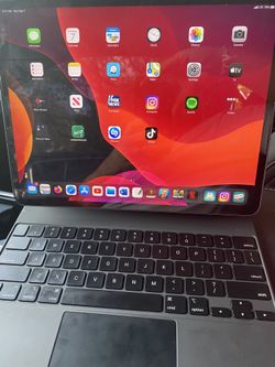 2020 Apple IPad Pro 12.9 inch with Magic Keyboard