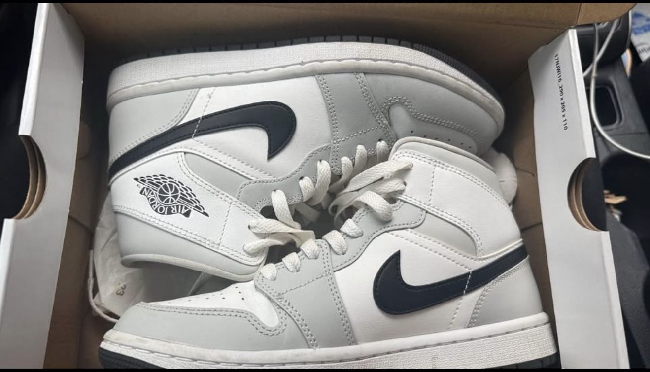 Jordan 1 Mids Smokey Grey 