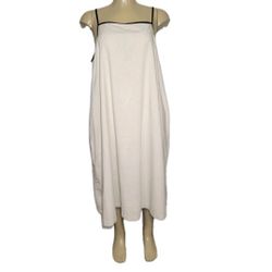 Ava & Viv

Size 2X & 3X Sleeveless A-line dress

Tan color with black trim

Pockets