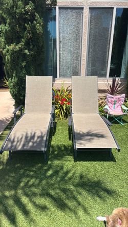 Set of 2 outdoor lounge, chairs in excellent condition￼