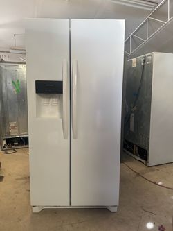 FRIGIDAIRE REFRIGERATOR  33 INCH WIDE