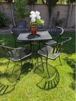Mesa de metal con 4 sillas