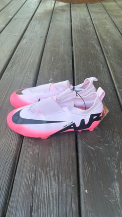 5.5Y. Soccer Cleats