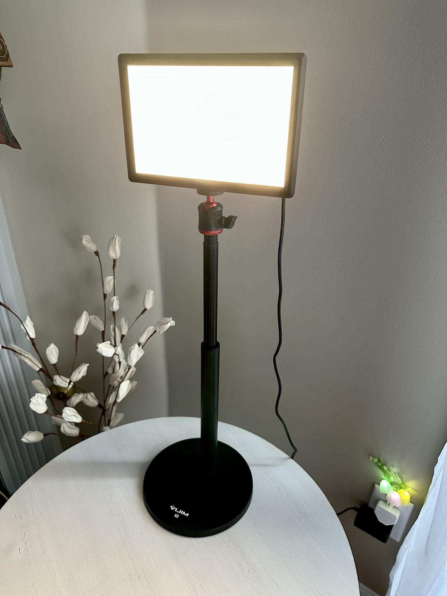 Adjustable Desktop LED Light Panel on Telescoping Stand – Dimmable & Color Adjustable