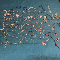 More Them 70 Pieces Vintages Jewelry Necklaces Ear Rings  Bracelet. Rings 
