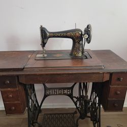 Treadle Singer Sewing Machine With Assessories 