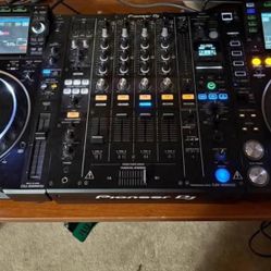 Pioneer CDJ2000NXS2 w/ DJM 900-NXS2