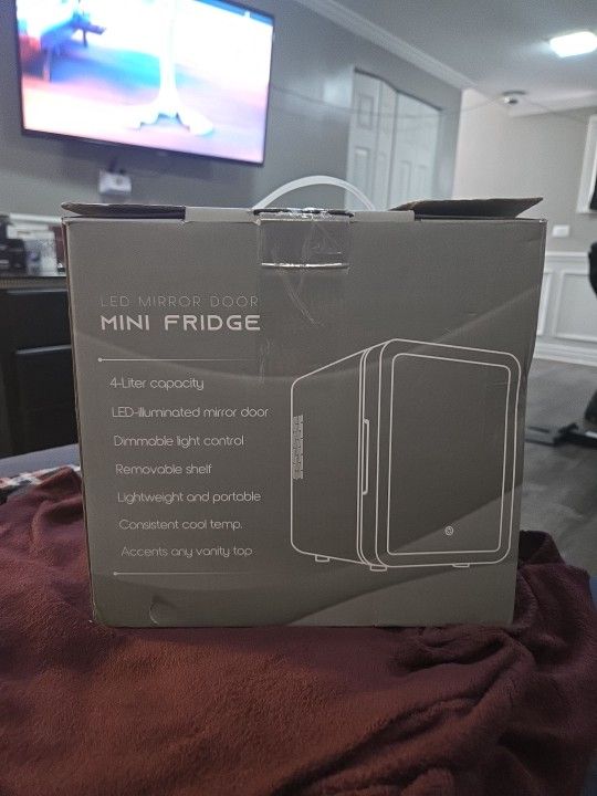 PERSONAL CHILLER LED LIGHTED MINI FRIDGE WITH MIRROR DOOR, WHITE *DM