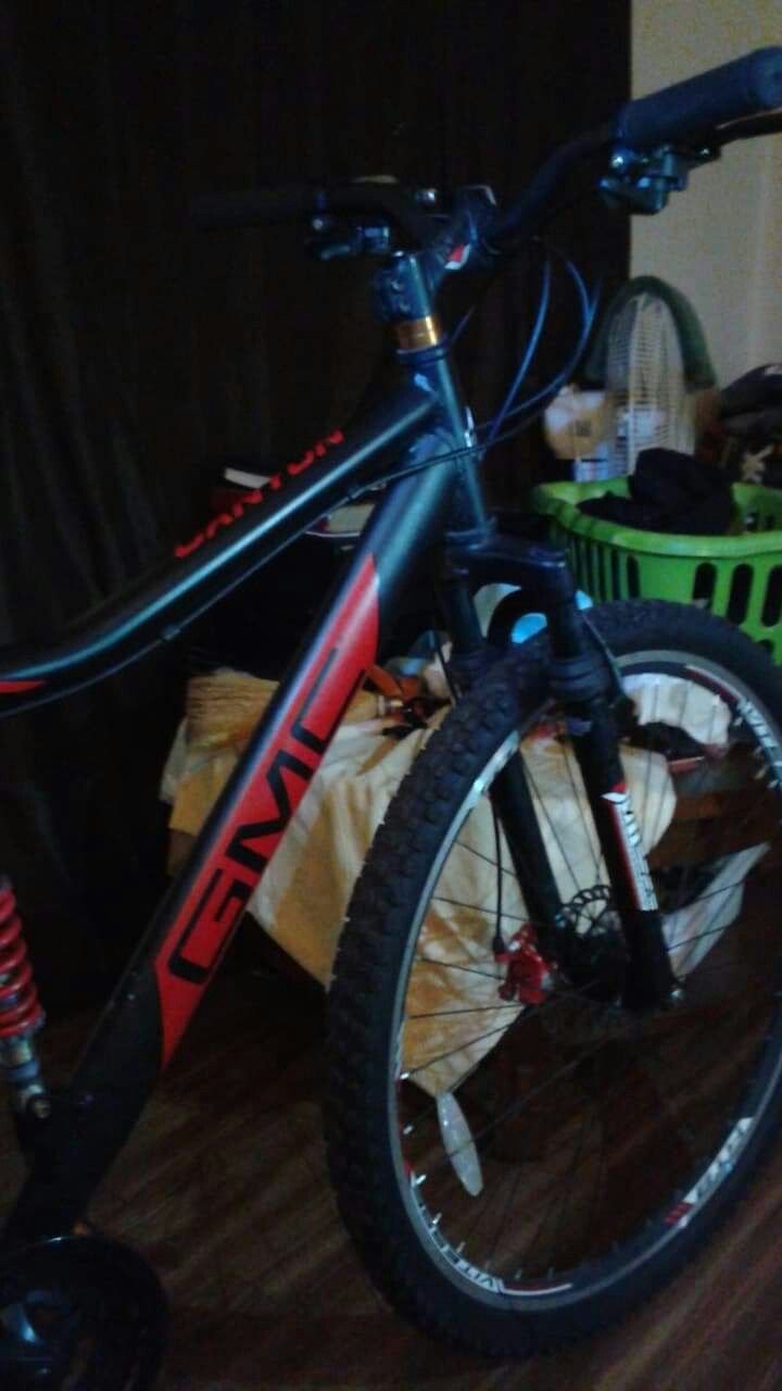GMC canyon Mountain bike with full suspension and disc brakes