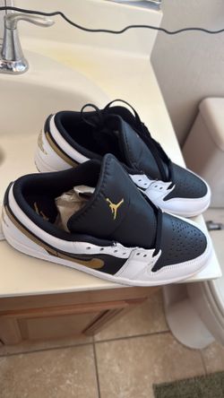 Brand new Nike low size 8.5 Men’s 50)