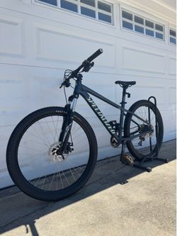 Specialized Rockhopper Mountain Bike - 29" Wheels - Size Medium