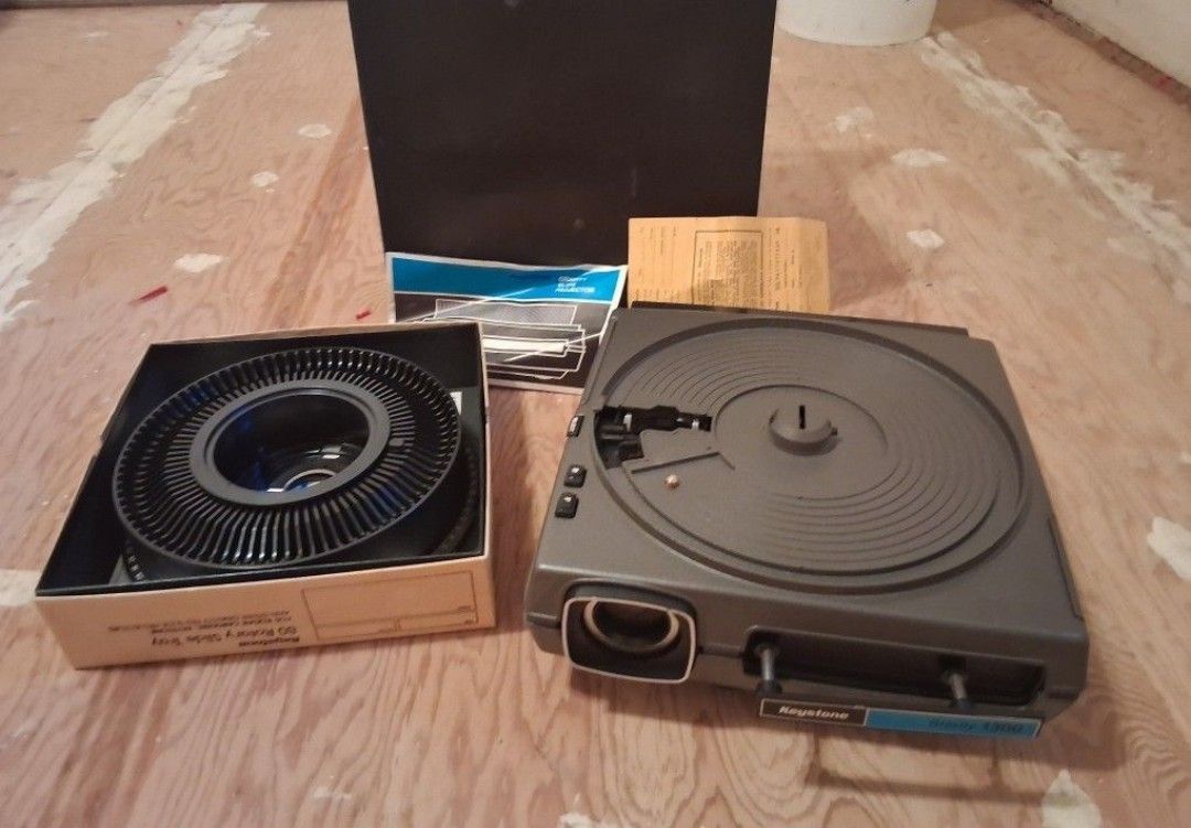 Keystone Gravity 1300 Slide Projector With Slide Tray And Carrying Case