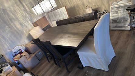 Dining room table with built-in extension Dining room table with built-in extension