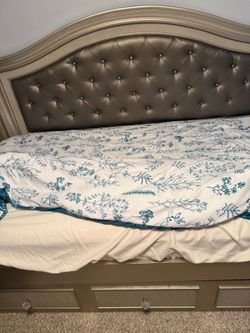 Twin Size Glam Bed / Daybed with Storage - Excellent Condition!