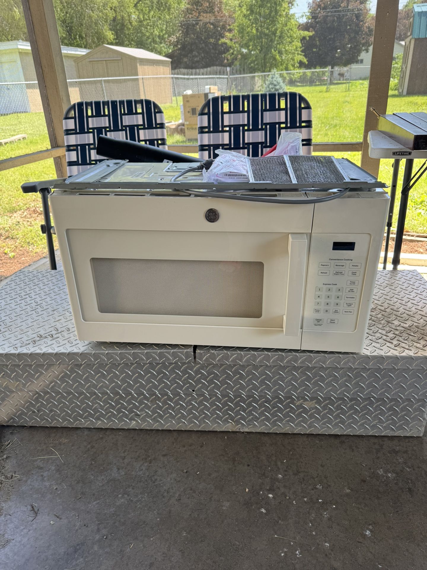 GE Over The Range Microwave With Exhaust