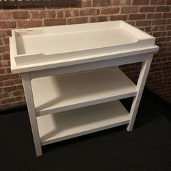 White Changing Table - Crate and Barrel (The Land of Nod) 