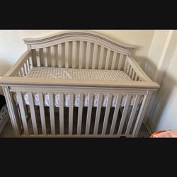 Truly Scrumptious Curved Lifetime Convertible Crib for Sale in Soledad CA OfferUp