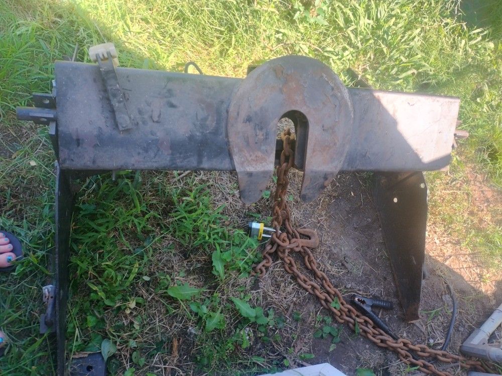 Fifth Wheel Hitch With Stabilizer And Weights