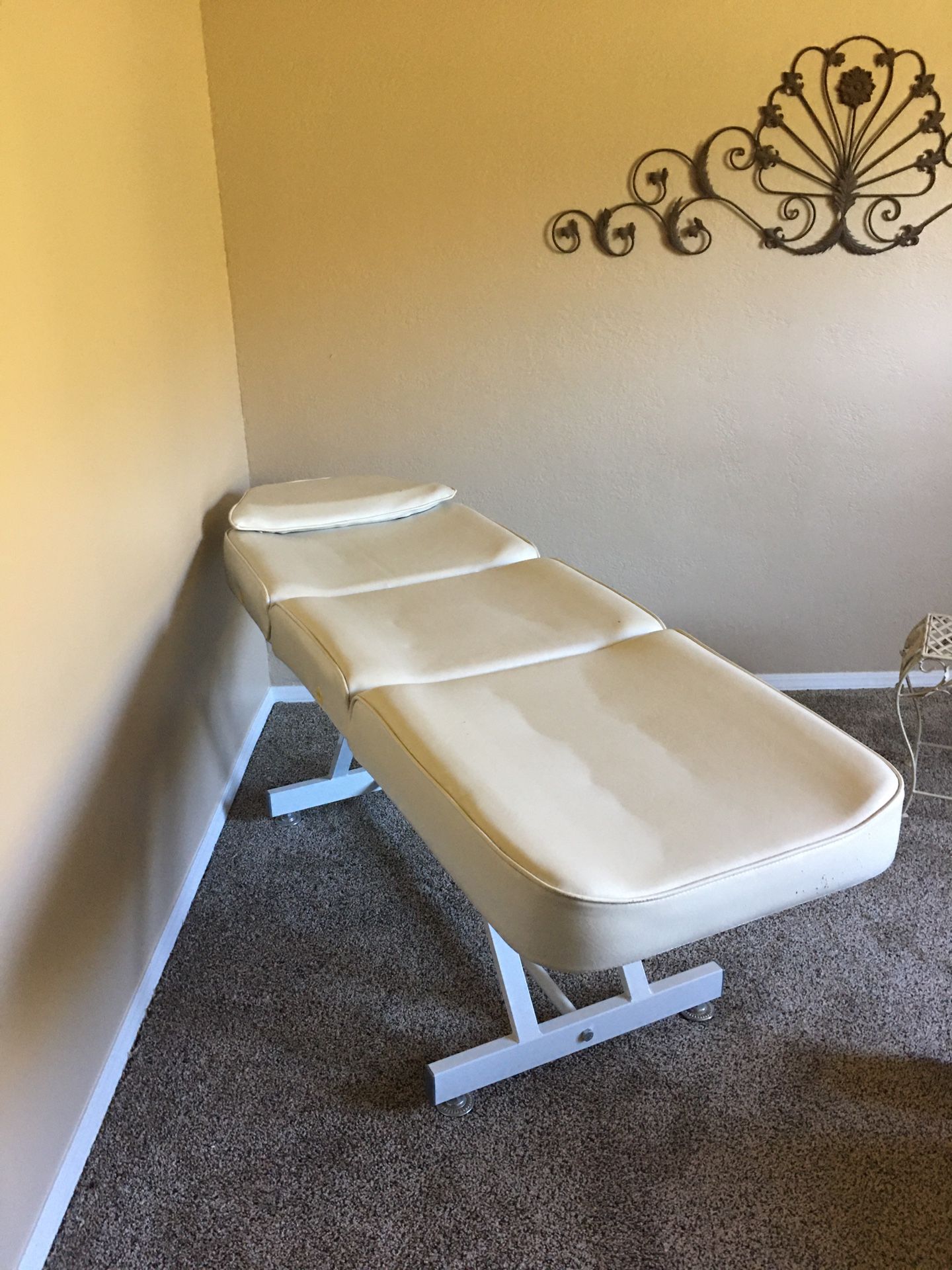Massage/ esthetician table for Sale in Prather, CA OfferUp