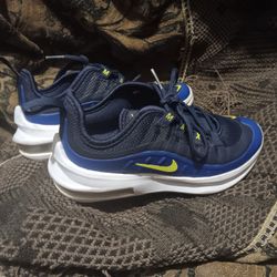 Boys Nike Air Max Axis Sneakers