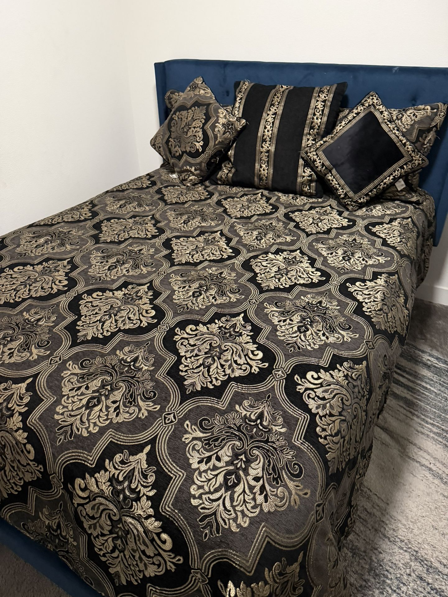 Queen Bed Comfortable Set