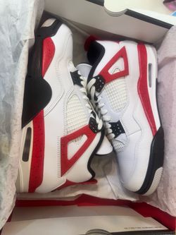 Jordan 4’s cement red size 10.5