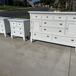 Excellent Condition White Shutter Queen Size Bedroom Set