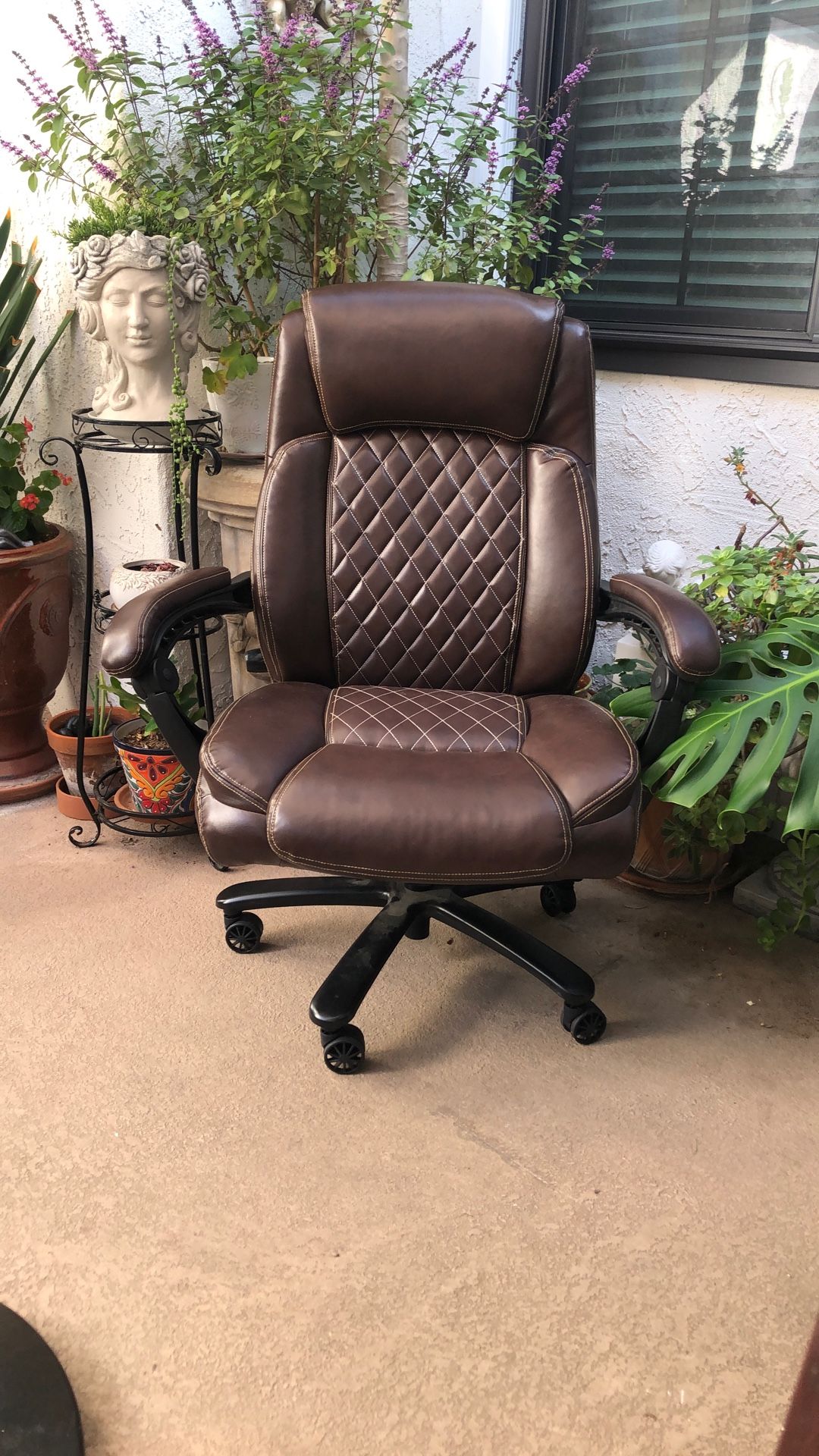 LARGE OFFICE CHAIR 