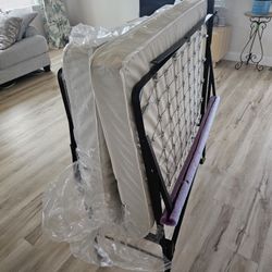 Cama Nueva. Twin. XL. Nunca Se Uso..la Compre Hace Casi 2 Meses En La Muebleria Serranos De  Dunuba Se Vende Por $280 PbO