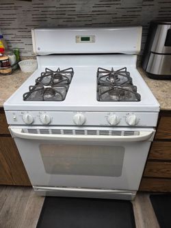 GE gas stove with 4 burners.