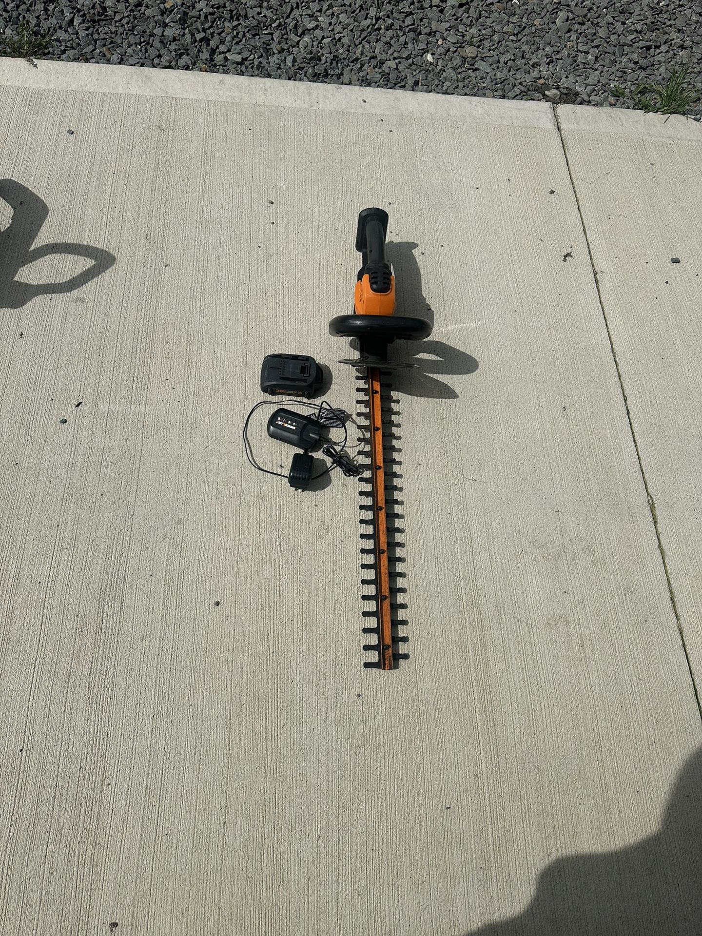 LIKE NEW WORX 20V POWER SHARE 22" CORDLESS HEDGE TRIMMER BATTERY AND CHARGER $85