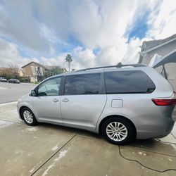 2016Toyota Sienna 105 Miles