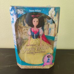 DISNEY SNOW WHITE DOLL 