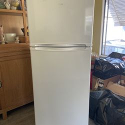 Hotpoint 9.7 Cu Refrigerator 
