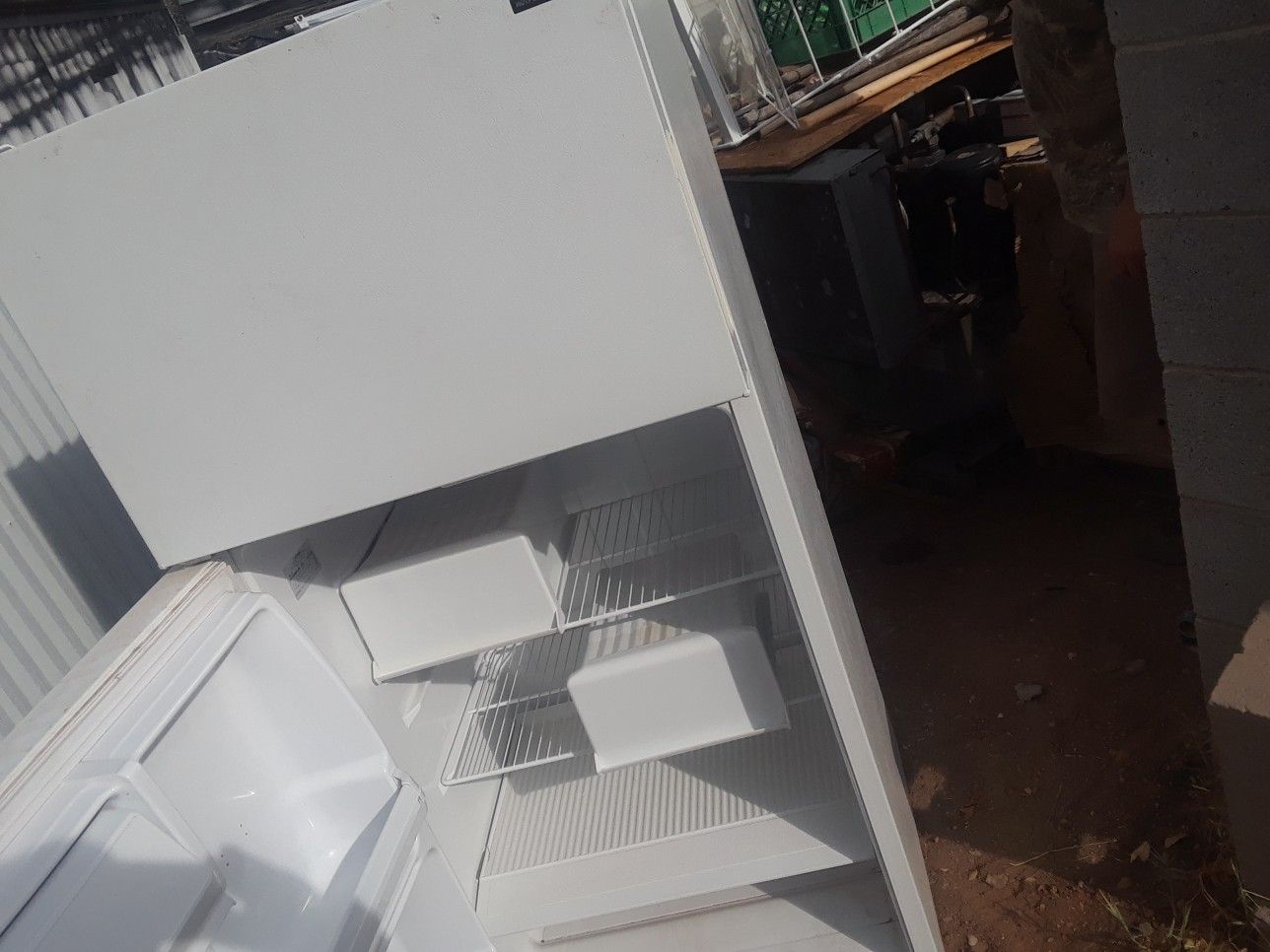 Hipoint apt. Fridge and freezer runs great used