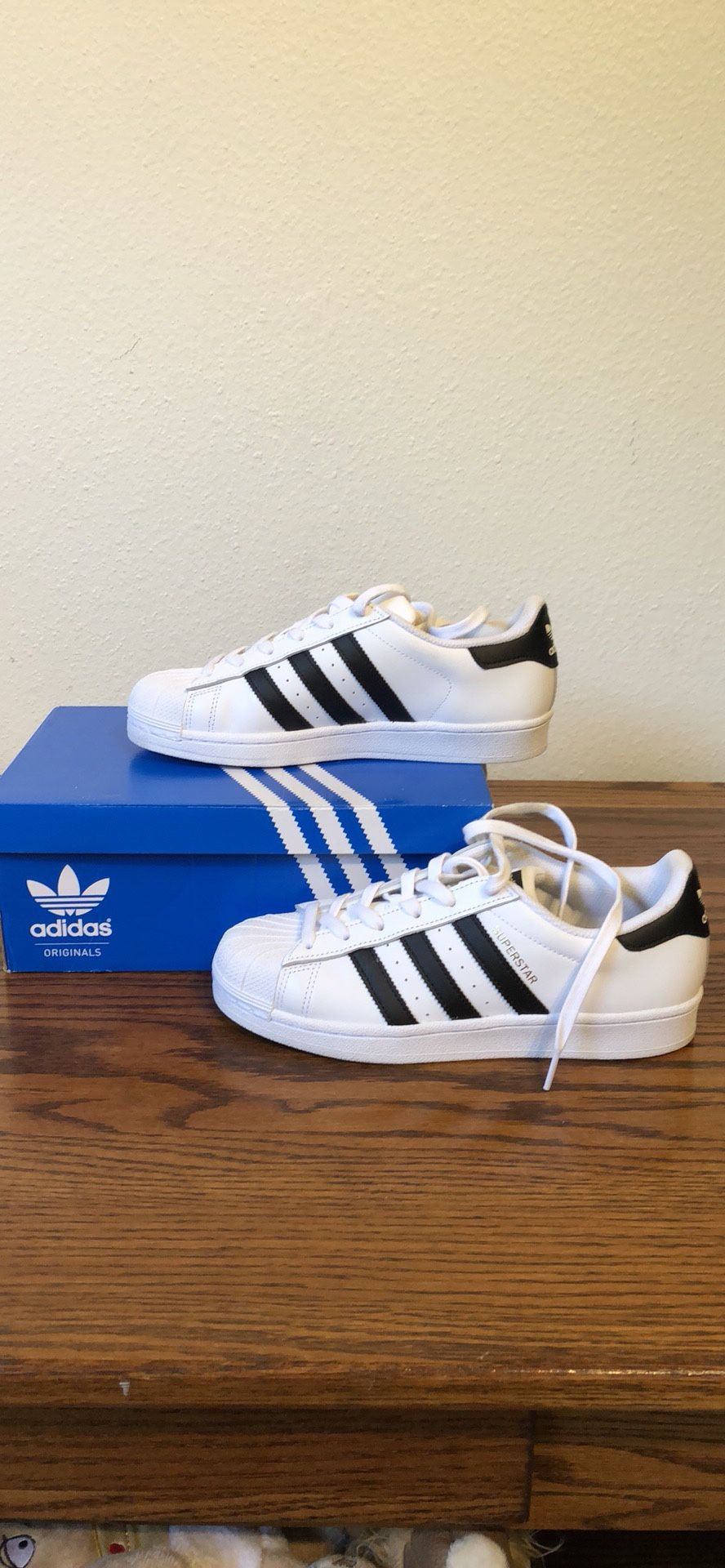 NEW* adidas Superstar white/Black /w gold Size US 7.5