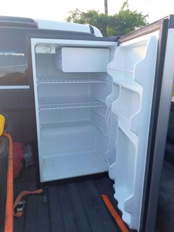Daewoo mini fridge, black