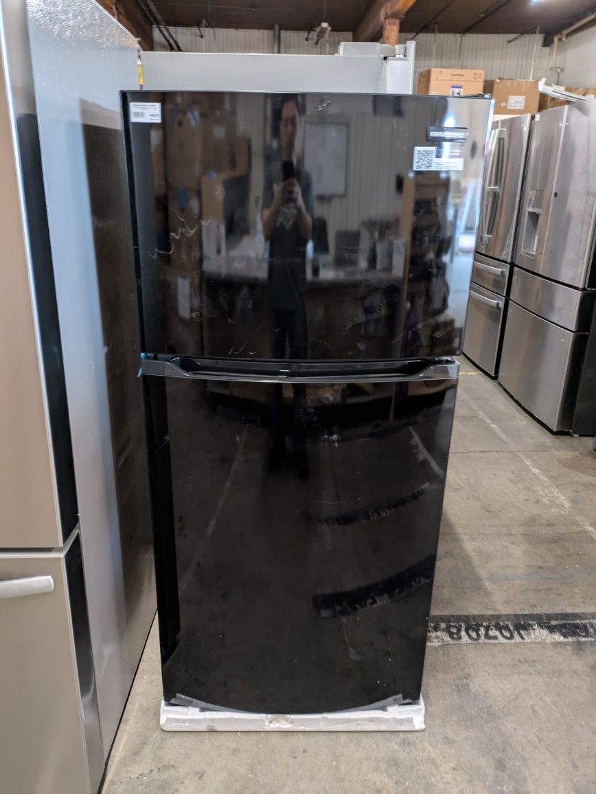 Frigidaire FFHT1425VB
28 Inch Top Freezer Refrigerator