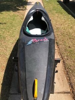 Pyrahna Creek 280 whitewater kayak w 2 paddles