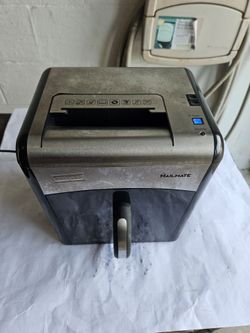 STAPLES MAILMATE ELECTRIC CORDED OAPER SHREDDER WORKS PERFECT