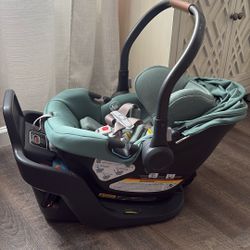 UPPA BABY ARIA car Seat + Base 