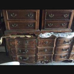🌹VINTAGE SOLID WOOD DRESSER AND MATCHING NIGHTSTANDS-🌹