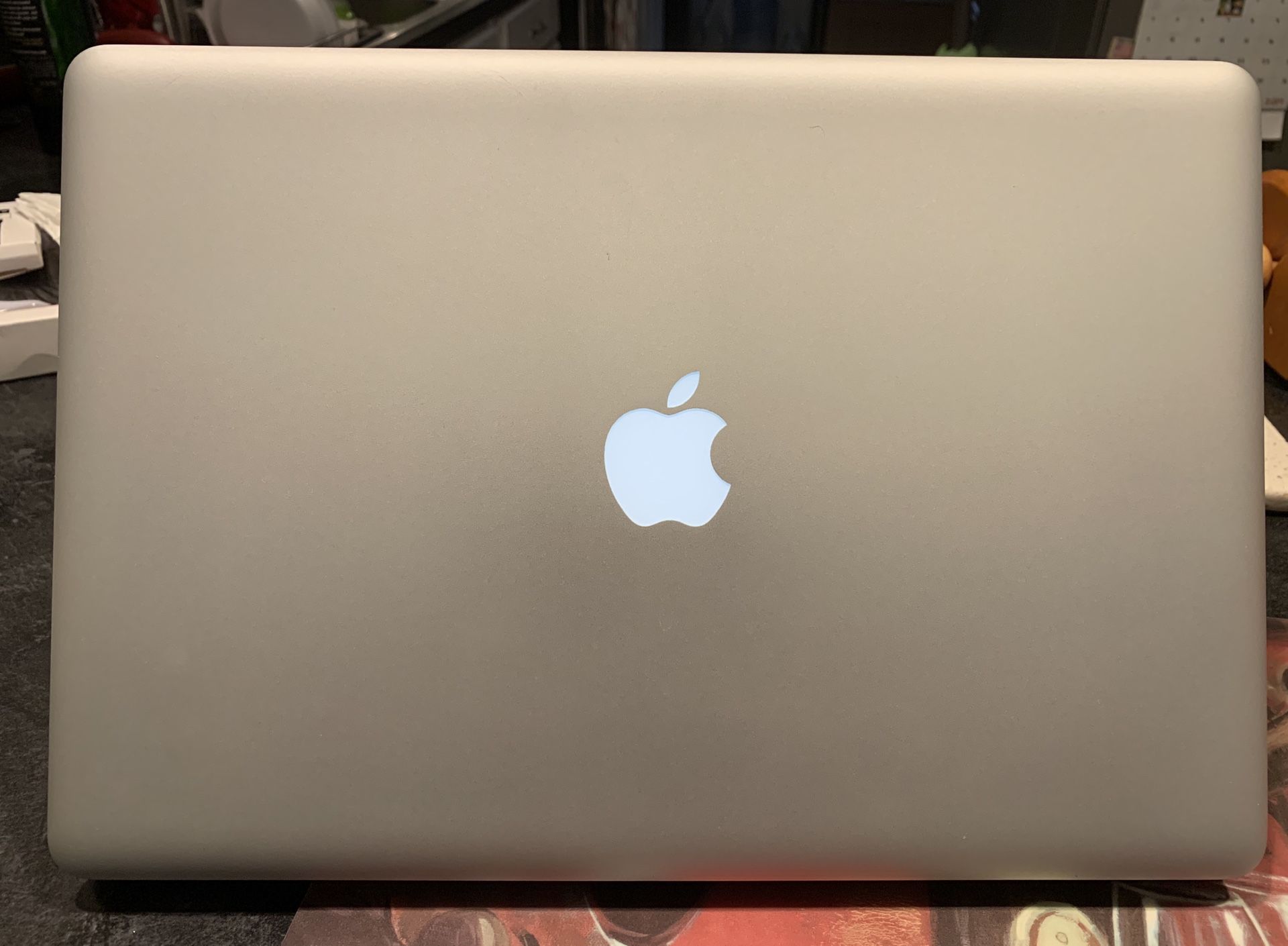 MacBook Pro 17 inches-900 dollars