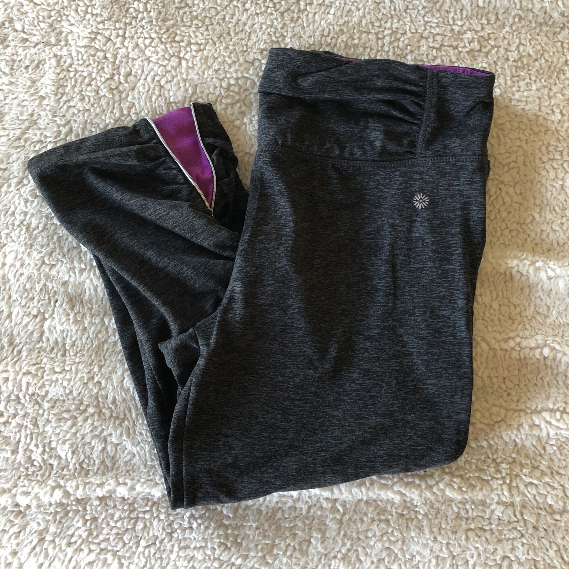 Size L Heather Gray / Purple Capri Workout Pants