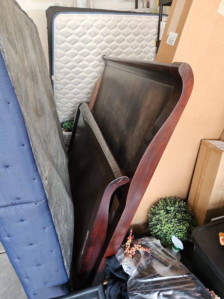 Queen Sleigh Bed 